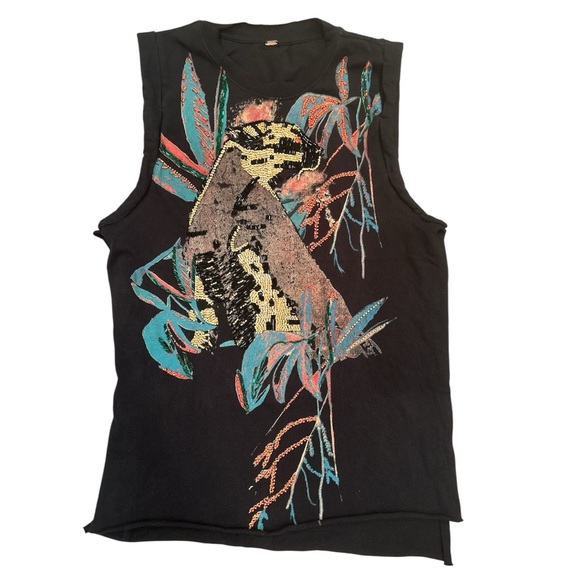 Black Sleeveless Graphic Top - Picture 3 of 10